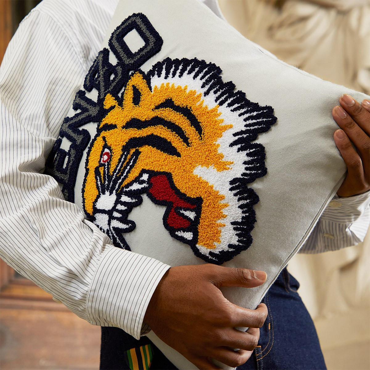 подушка декоративная Kenzo Varsity - купить в магазине Yves Delorme Russia